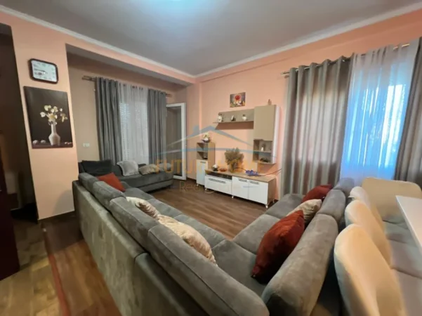 Tirane, jepet me qera apartament 2+1+Ballkon Kati 2, 130 m² 550 € (Instituti)