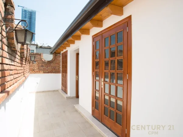 Tirane, jepet me qera apartament duplex 3+1+Ballkon Kati 4, 199 m² 1.500 € (qender prane sheshit skenderbej)