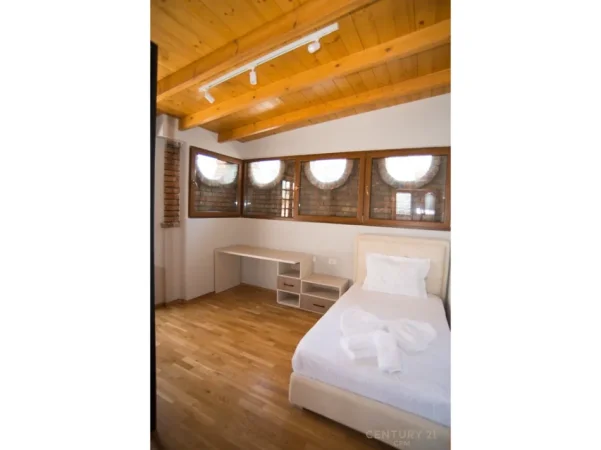 Tirane, jepet me qera apartament duplex 3+1+Ballkon Kati 4, 199 m² 1.500 € (qender prane sheshit skenderbej)