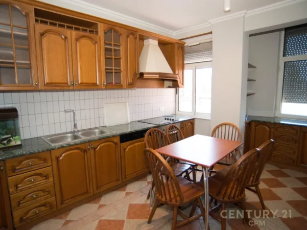 Tirane, jepet me qera apartament duplex 3+1+Ballkon Kati 4, 199 m² 1.500 € (qender prane sheshit skenderbej)