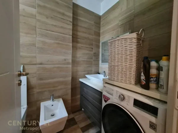 Tirane, jepet me qera apartament 2+1+Ballkon Kati 5, 120 m² 2.000 € (liqeni i thate)