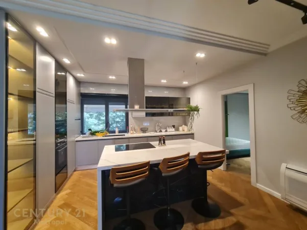 Tirane, jepet me qera apartament 2+1+Ballkon Kati 5, 120 m² 2.000 € (liqeni i thate)