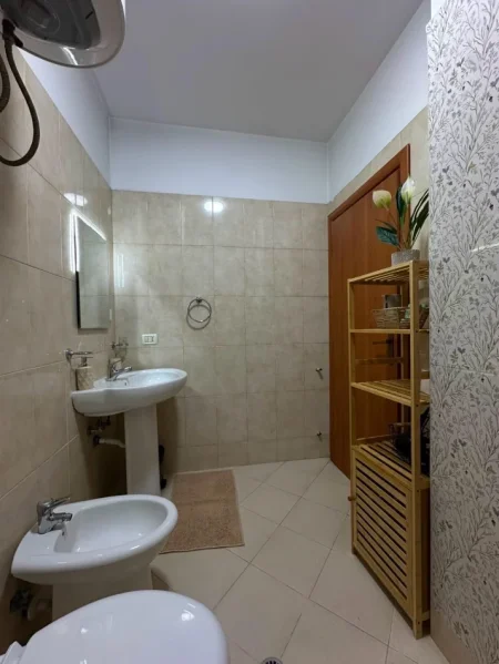 Tirane, jepet me qera apartament 1+1 Kati 3, 70 m² 690 € (Qender, Sheshi Skenderbeu)