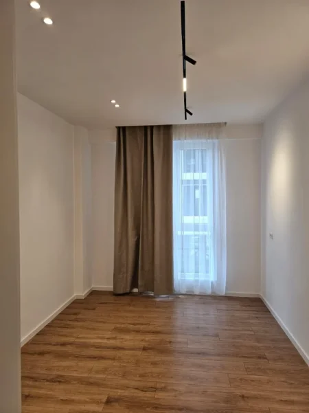 Tirane, jepet me qera apartament 2+1 Kati 8, 107 m² 1.200 € (Komuna e Parisit)