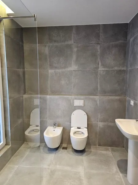 Tirane, jepet me qera apartament 2+1 Kati 8, 107 m² 1.200 € (Komuna e Parisit)