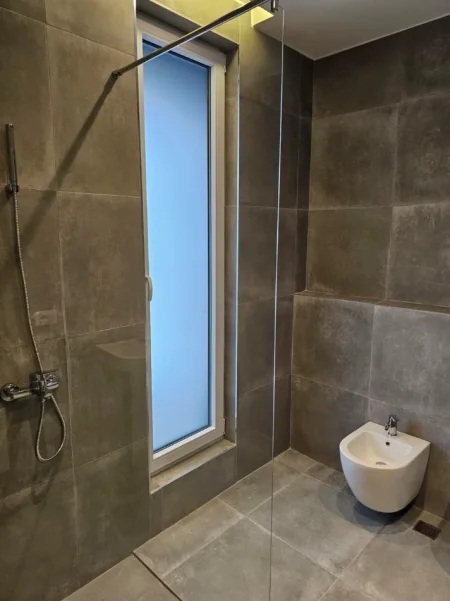 Tirane, jepet me qera apartament 2+1 Kati 8, 107 m² 1.200 € (Komuna e Parisit)