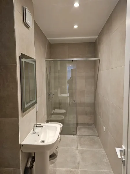 Tirane, jepet me qera apartament 2+1 Kati 8, 107 m² 1.200 € (Komuna e Parisit)
