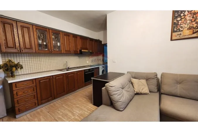 Tirane, jepet me qera apartament 1+1 ,