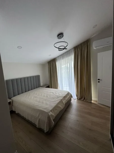 Tirane, jepet me qera Vile Vile 2 Katshe Kati 1, 200 m² 1.300 € (TEG, Lunder)