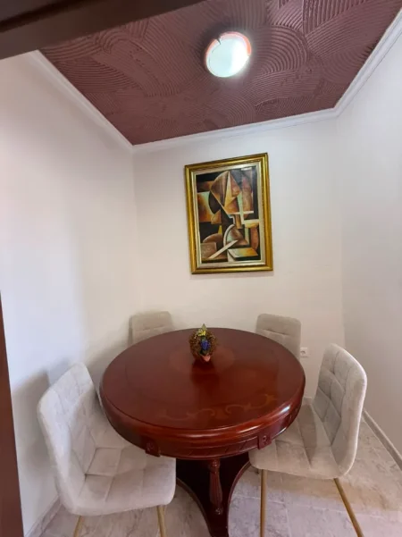 Tirane, jepet me qera apartament 2+1+Ballkon Kati 5, 90 m² 700 € (ali demi)