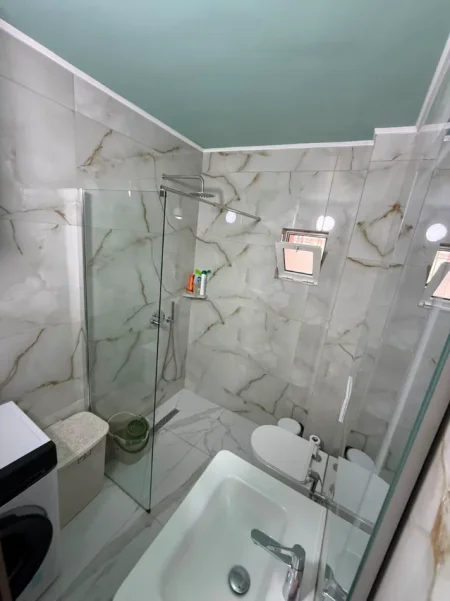 Tirane, jepet me qera apartament 2+1+Ballkon Kati 5, 90 m² 700 € (ali demi)