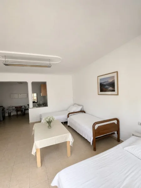 Tirane, jepet me qera apartament 1+1 Kati 1, 40 m² 300 € (qytet studenti)