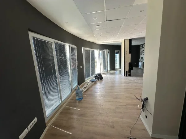 Tirane, jepet me qera ambjent biznesi Kati 9, 224 m² 2.300 € (Zogu i Zi)