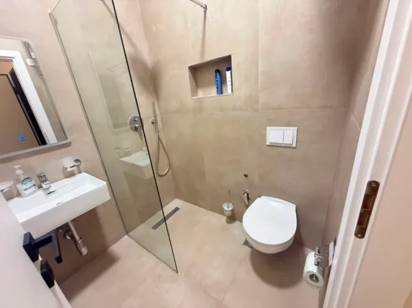 Tirane, jepet me qera apartament 1+1 Kati 8, 60 m² 587 € (Rruga 5 Maji)