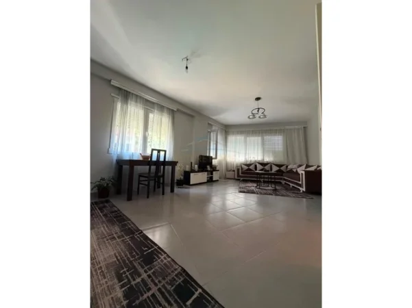 Tirane, jepet me qera apartament 1+1 Kati 2, 85 m² 500 € (Kopshti Botanik)
