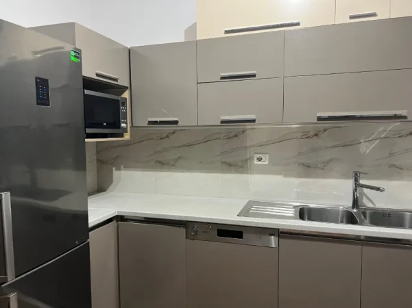 Tirane, jepet me qera apartament 2+1 Kati 12, 100 m² 700 € (Prane Intermedica)