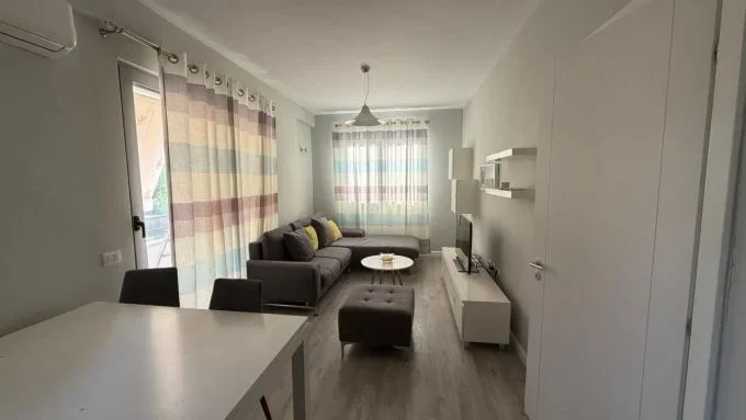 Tirane, jepet me qera apartament 2+1+Aneks+Ballkon Kati 4, 80 m² 650 € (Liqeni i thate , Kopshti botanik , Kopshti zoologjik)