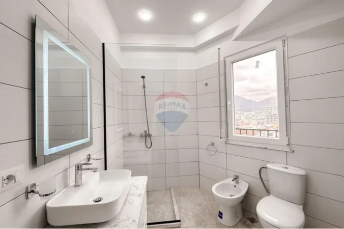 Tirane, jepet me qera apartament 1+1+Ballkon , 74 m² 700 € (Rruga e Dibres)