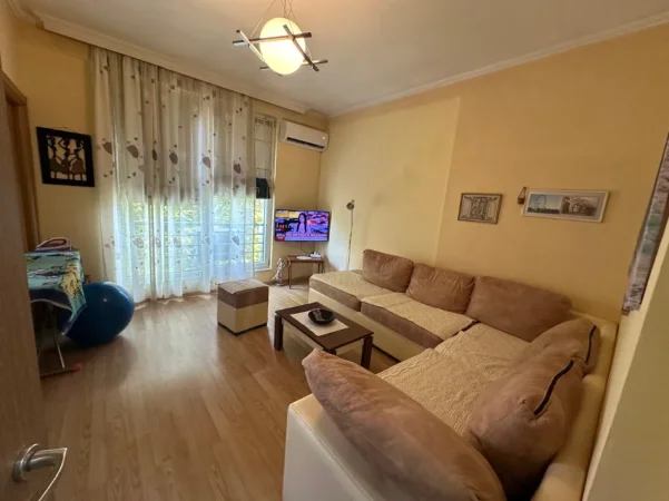 Tirane, jepet me qera apartament 1+1+Ballkon Kati 4, 70 m² 500 € (Rruga Dritan Hoxha)