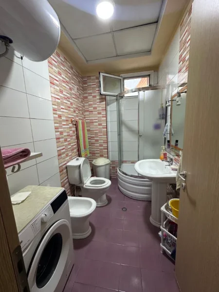 Tirane, jepet me qera apartament 1+1+Ballkon Kati 4, 70 m² 500 € (Rruga Dritan Hoxha)