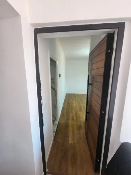 Tirane, shitet apartament 1+1 Kati 4, 40 m² 122.000 € (Shkolla Kuqe)