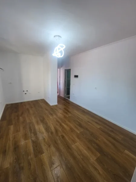 Tirane, shitet apartament 1+1 Kati 4, 40 m² 122.000 € (Shkolla Kuqe)