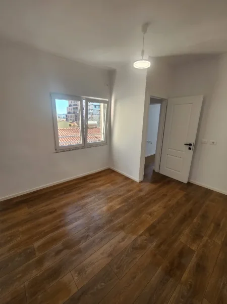 Tirane, shitet apartament 1+1 Kati 4, 40 m² 122.000 € (Shkolla Kuqe)