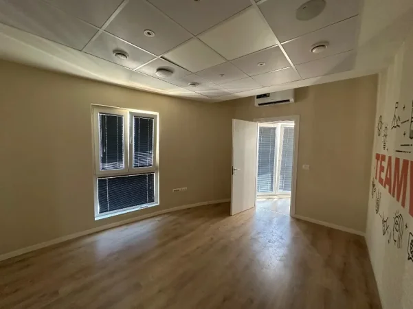 Tirane, jepet me qera apartament 4+1 Kati 9, 224 m² 2.300 € (Sheshi Karl Topia)