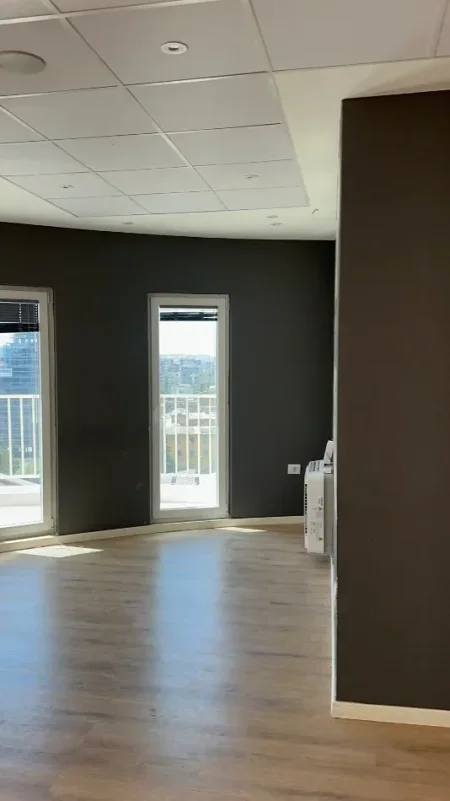 Tirane, jepet me qera apartament 4+1 Kati 9, 224 m² 2.300 € (Sheshi Karl Topia)