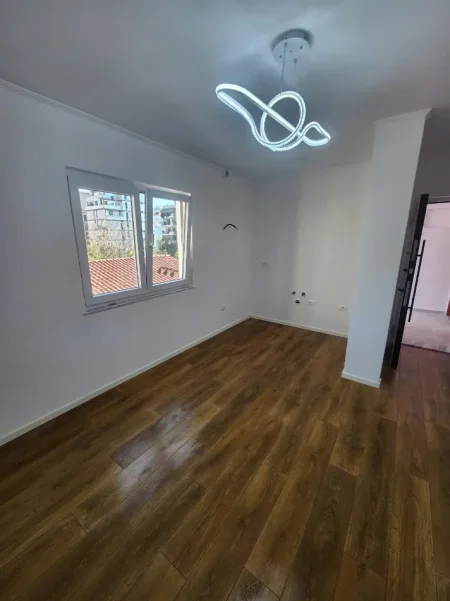 Tirane, shitet apartament 1+1 Kati 4, 40 m² 122.000 € (Shkolla Kuqe)
