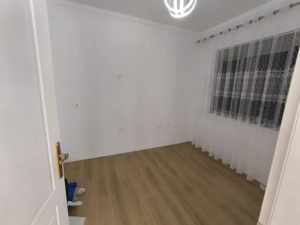 Shqiperi, shitet apartament 2+1+Ballkon Kati 2, 78 m² 130.000 € (Rruga Muhamet Deliu)