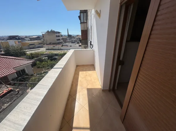 Kavaje, shitet apartament 2+1+Aneks+Ballkon Kati 3, 73 m² (Lagja Sharrë n.4, Rruga e stacionit të trenit)