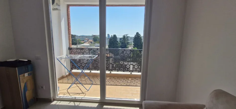 Tirane, jepet me qera apartament 1+1 , 500 € (Ministria Mbrojtjes)