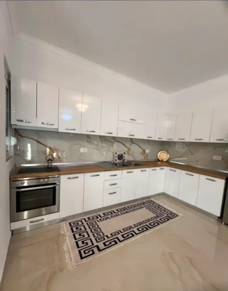 Tirane, jepet me qera apartament 2+1+Ballkon Kati 3, 120 m² 500 € (Rruga sanatoriumit)