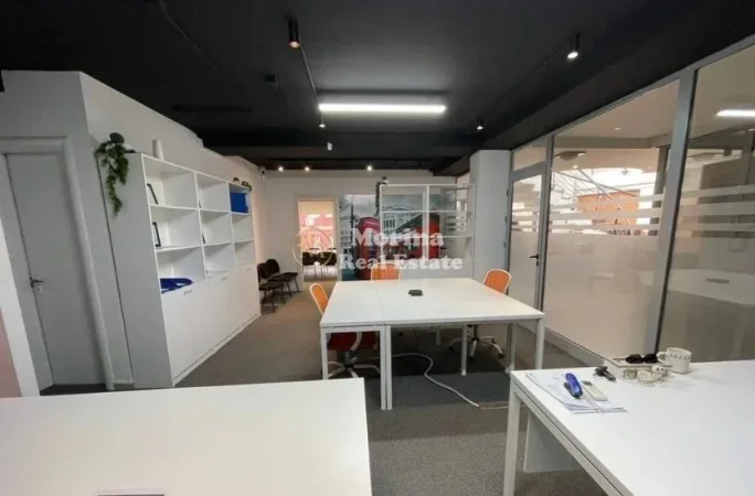 Tirane, jepet me qera ambjent biznesi Kati 2, 190 m² 1.100 € (Pazari i ri)