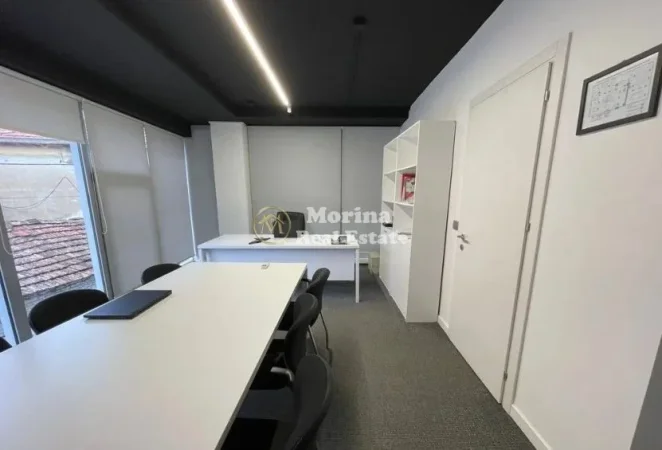 Tirane, jepet me qera ambjent biznesi Kati 2, 190 m² 1.100 € (Pazari i ri)