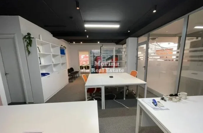 Tirane, jepet me qera ambjent biznesi Kati 2, 190 m² 1.100 € (Pazari i ri)
