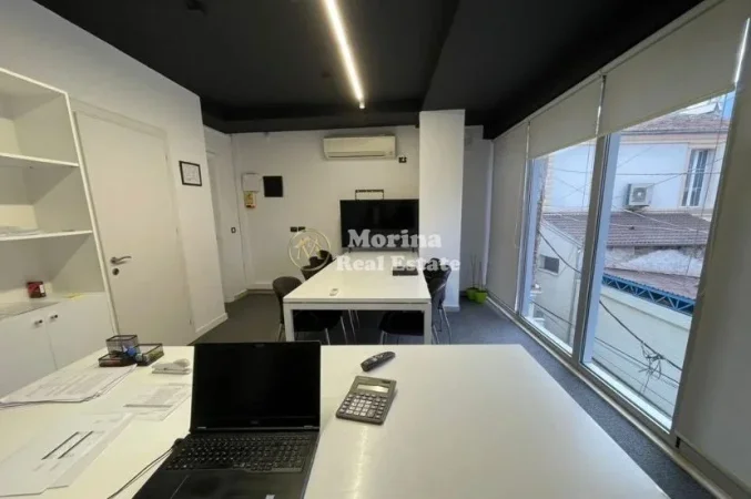 Tirane, jepet me qera ambjent biznesi Kati 2, 190 m² 1.100 € (Pazari i ri)