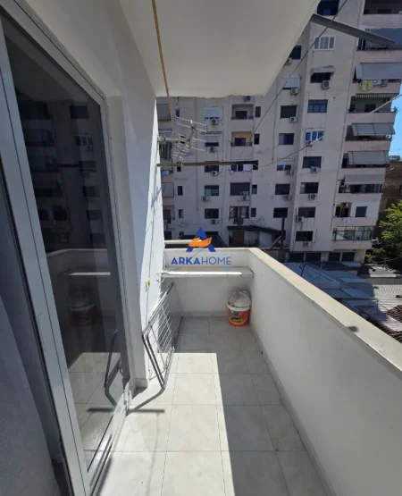 Tirane, jepet me qera apartament 1+1+Ballkon Kati 4, 38 m² 472 € 