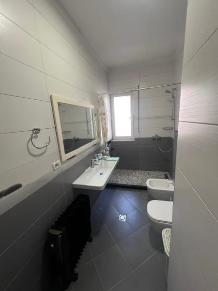 Tirane, jepet me qera apartament 2+1 Kati 12, 100 m² 700 € (JORDAN MISJA)