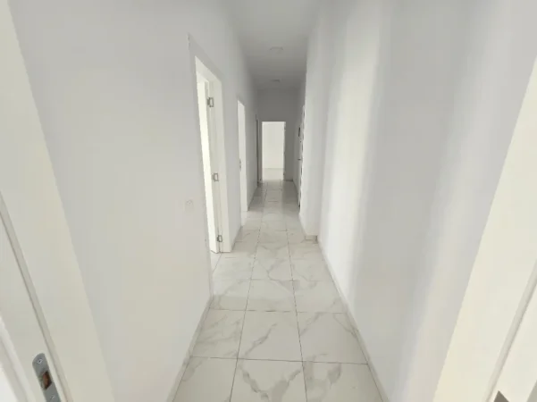 Tirane, jepet me qera zyre , 110 m² 1.000 € (rruga e kavajes , 21 Dhjetori)