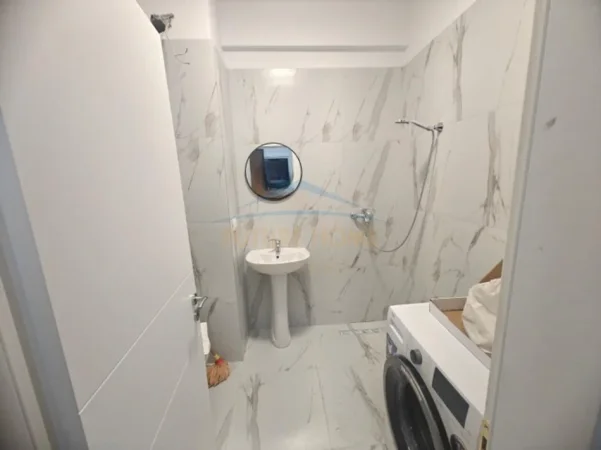 Tirane, jepet me qera apartament 1+1+Ballkon Kati 2, 70 m² 500 € (UNAZA E RE)