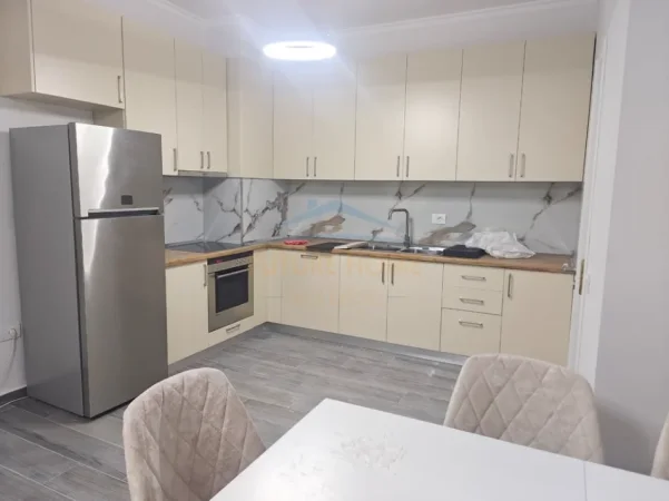 Tirane, jepet me qera apartament 1+1+Ballkon Kati 2, 70 m² 500 € (UNAZA E RE)