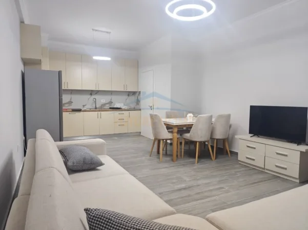 Tirane, jepet me qera apartament 1+1+Ballkon Kati 2, 70 m² 500 € (UNAZA E RE)