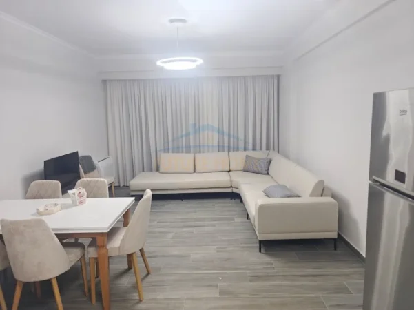 Tirane, jepet me qera apartament 1+1+Ballkon Kati 2, 70 m² 500 € (UNAZA E RE)