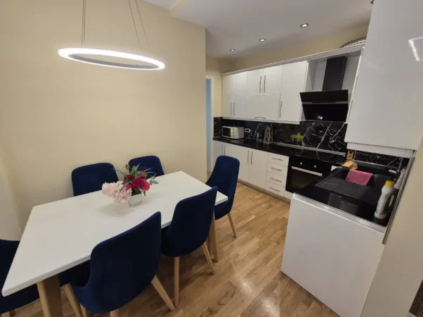 Tirane, jepet me qera apartament 2+1+Aneks+Ballkon Kati 10, 750 € (ish fusha e aviacionit)