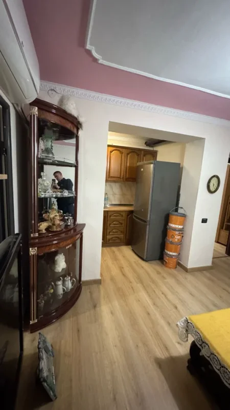 Shqiperi, jepet me qera apartament 2+1 Kati 1, 86 m² 550 € (pranë Komisariatit Nr.4, Rr e Dibrës)