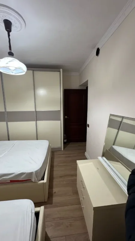 Shqiperi, jepet me qera apartament 2+1 Kati 1, 86 m² 550 € (pranë Komisariatit Nr.4, Rr e Dibrës)