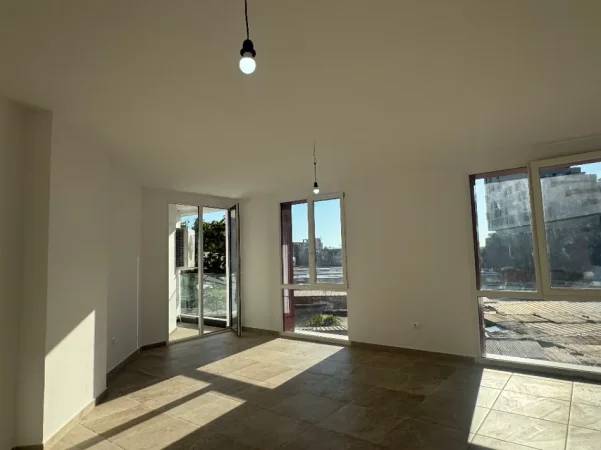 Tirane, jepet me qera ambjent biznesi Kati 1, 90 m² 
