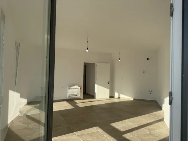 Tirane, jepet me qera ambjent biznesi Kati 1, 90 m² 